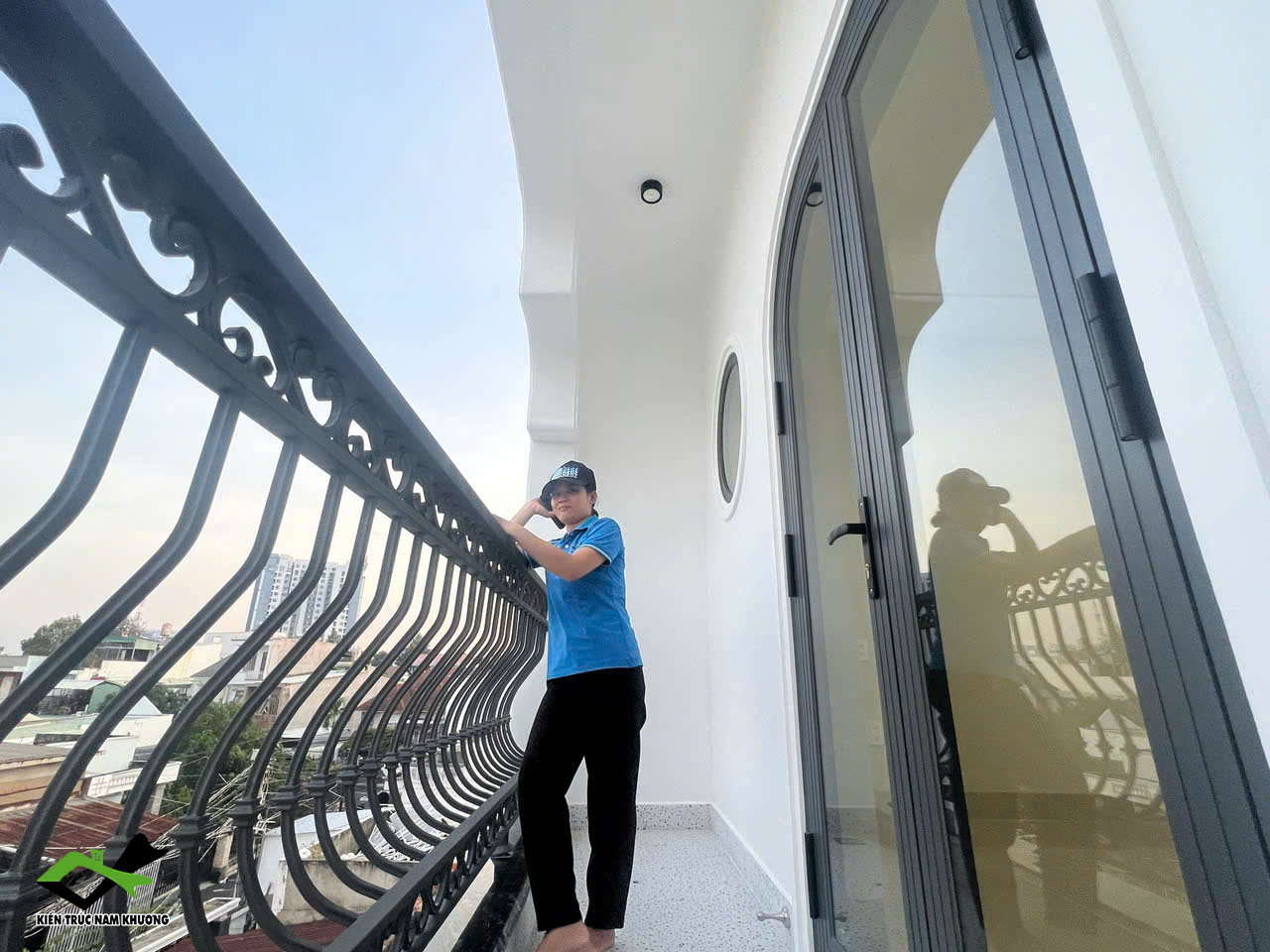 phần ban công phía trước của căn nhà 