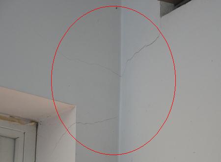 Nhà bị rạng nứt tường 